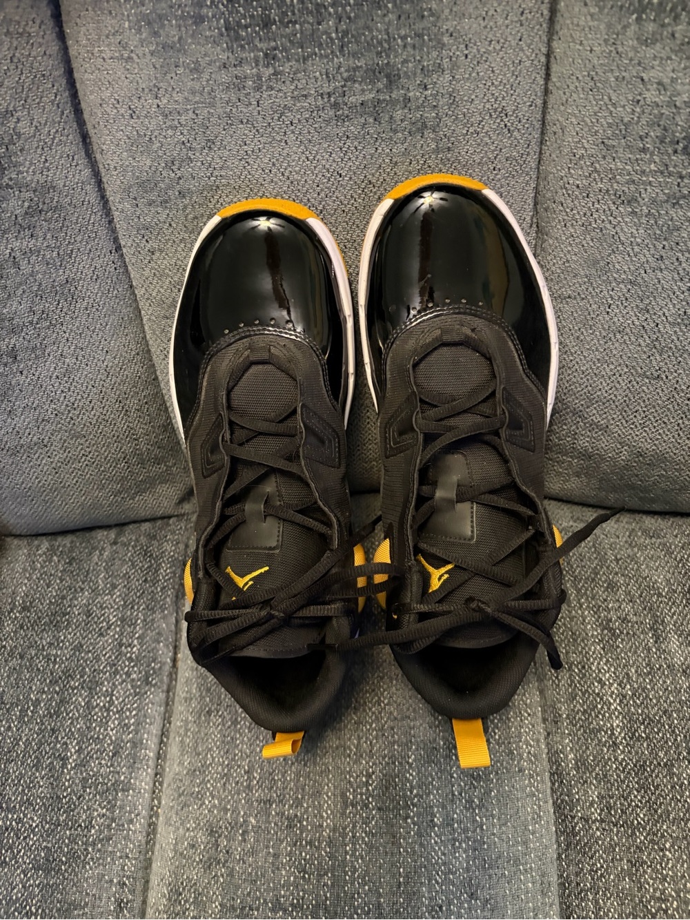 Nike Men's Black and Yellow Low-Top Athletic Sneakers